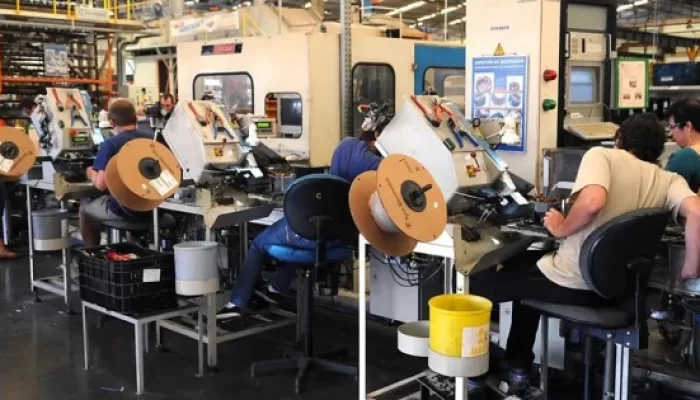 As influÃªncias positivas mais importantes foram assinaladas por veículos automotores, reboque...