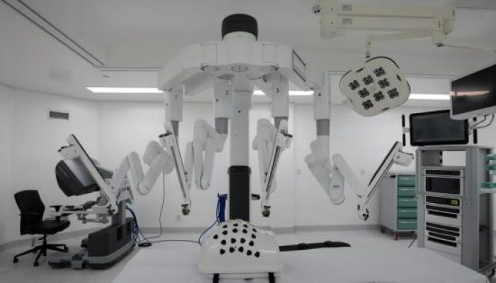 A meta é que 30 cirurgias assistidas por robô ocorram mensalmente quando a unidade estiver em f...
