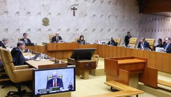Além disso, a lei determina a divulgação semestral de relatórios de transparÃªncia salarial...