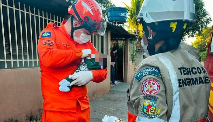 BebÃª de 10 dias Ã© salvo de engasgo apÃ³s atendimento de bombeiros por telefone 